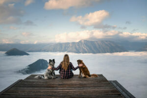 Die Hundefotografin posiert mit ihren beiden Hunden Yuri und Finn im Salzkammergut
